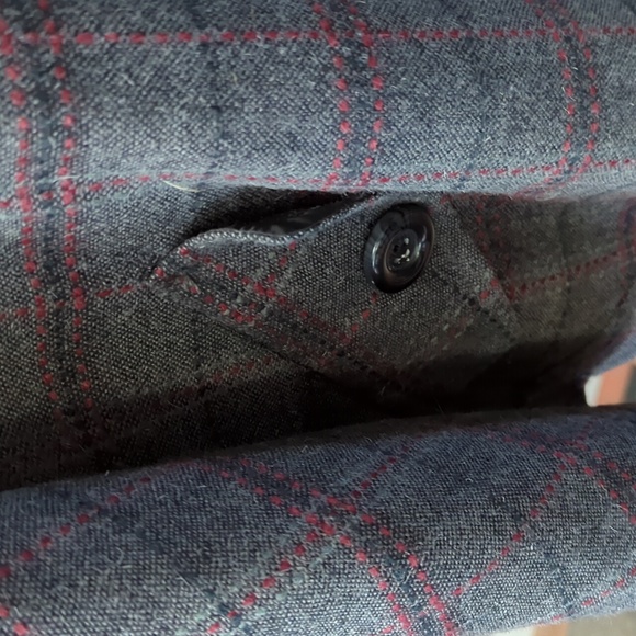 Grey plaid cape. - Picture 4 of 6